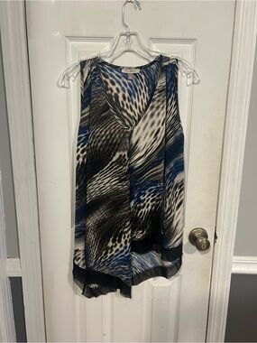 Roz & Ali Blue, Black & White Silk Printed Sleeveless V-Neck Top